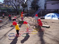 写真：2才児　園庭での遊び