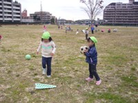 写真：散歩で行った桃井原っぱ広場で遊ぶ様子
