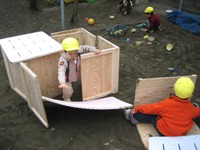 写真：マルチパーツ（木製園庭遊具）で遊ぶ様子