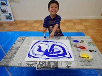 自由画を描く男の子の写真