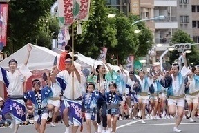 さざんか連と踊る区長の様子