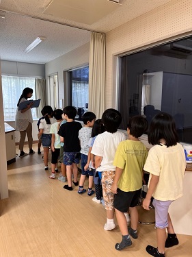 個別指導教室を見学する子どもたちの写真