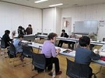 写真：かな習字の様子