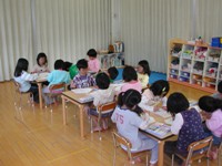 写真：5歳保育室と凧製作の様子