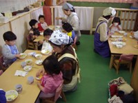 写真：1才児クラス　食事風景