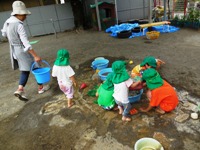 写真：園庭で遊ぶ様子