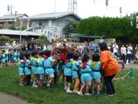 写真：夏祭りでおみこしを担ぐ