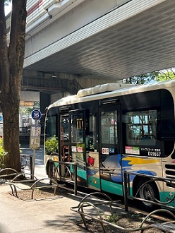 写真：下高井戸駅入口　バス停