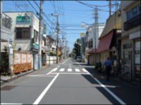 電柱が立っている商店街の写真