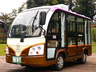 ラッピングされたバス型車両