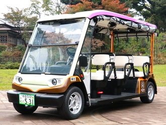 ラッピングされたカート型車両