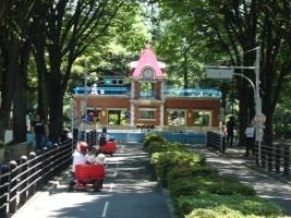 写真：杉並児童交通公園自転車道をゴーカートで走る子ども