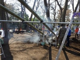 写真：認定みどりのボランティア団体である「すぎなみ炭焼き塾　くろすけ」主催のイベント「炭焼き体験会2019」の様子