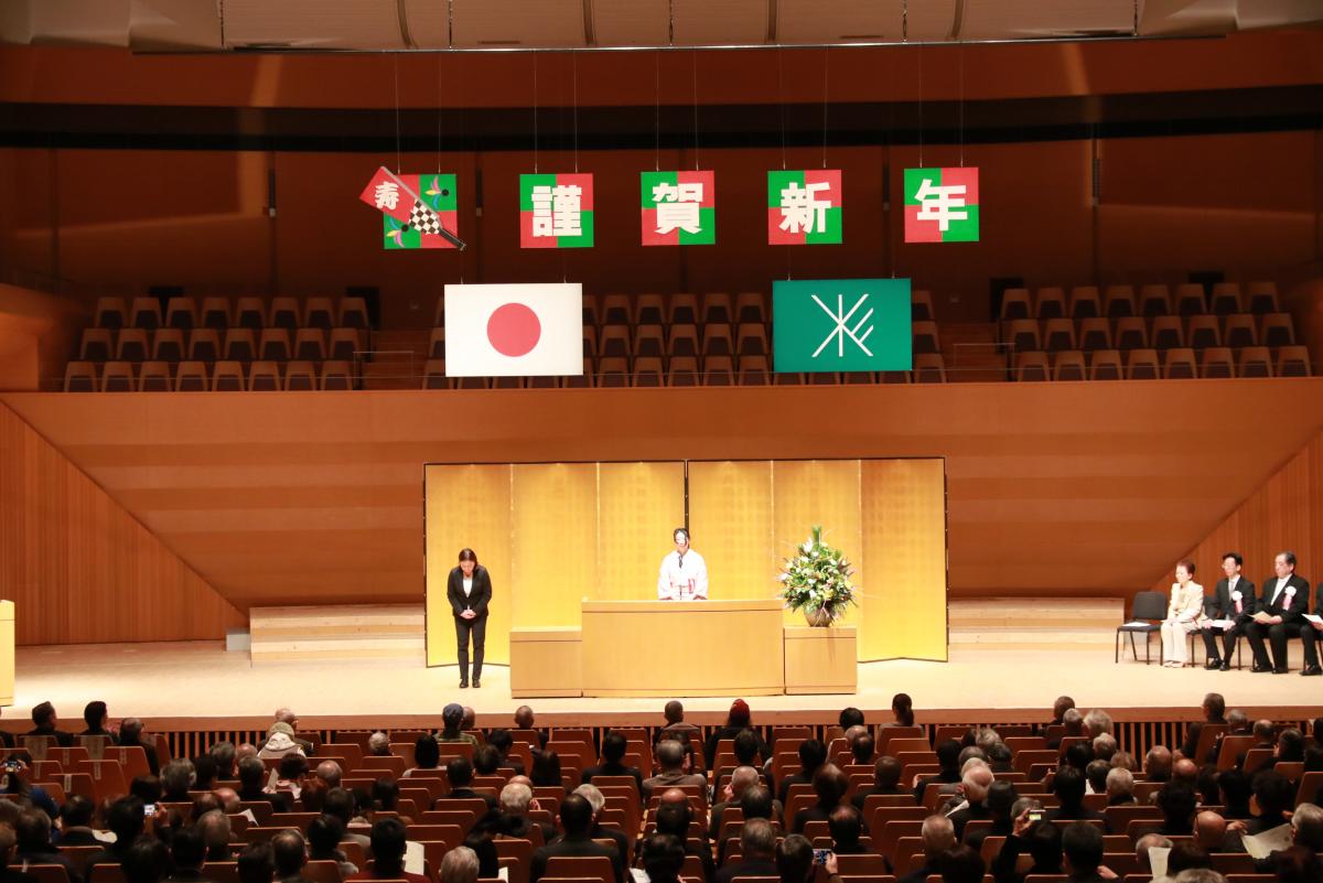 新年賀詞交歓会での挨拶の様子