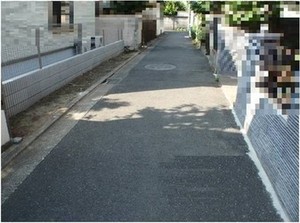 写真：狭あい道路拡幅整備前の画像