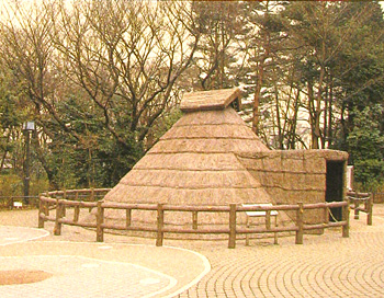 写真：縄文時代中期の竪穴住居址をもとにした復原住居の外観全体