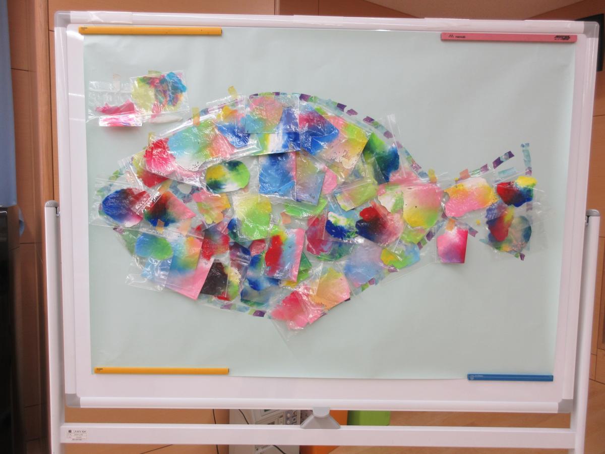 絵具を入れた袋を集めて作った魚