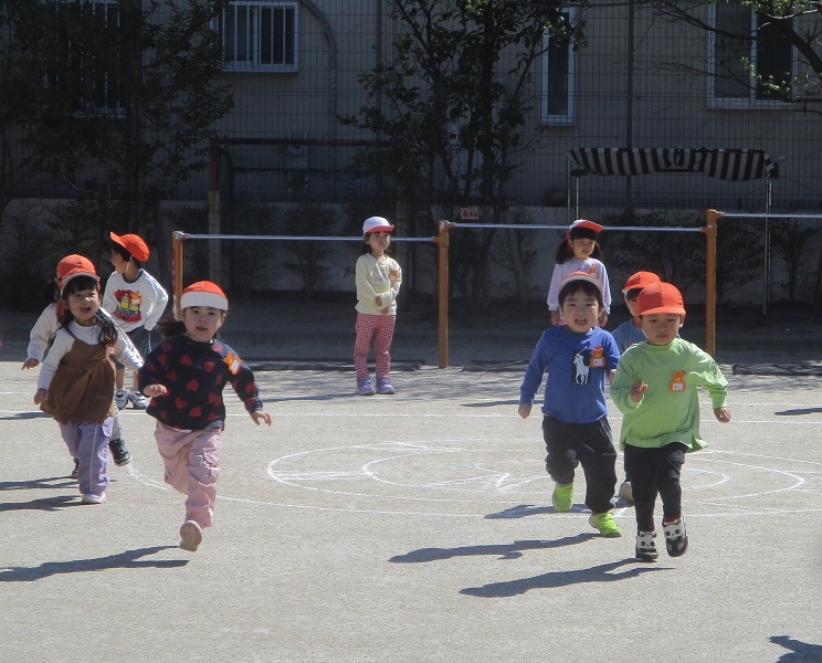 園庭走る