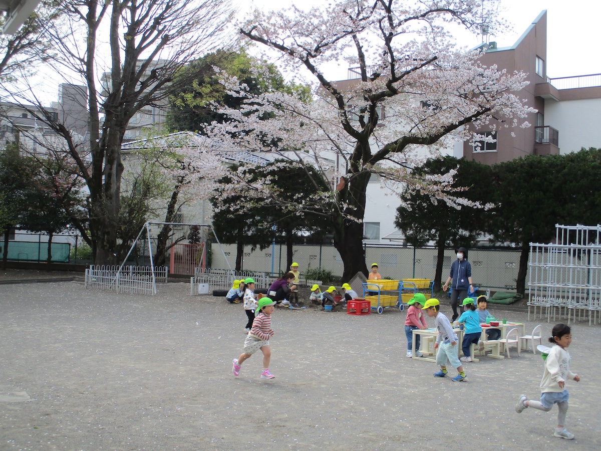 園庭と幼児