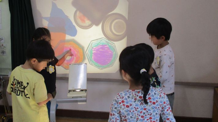 映写機で遊ぶ幼児
