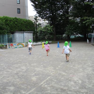 かけっこをする幼児