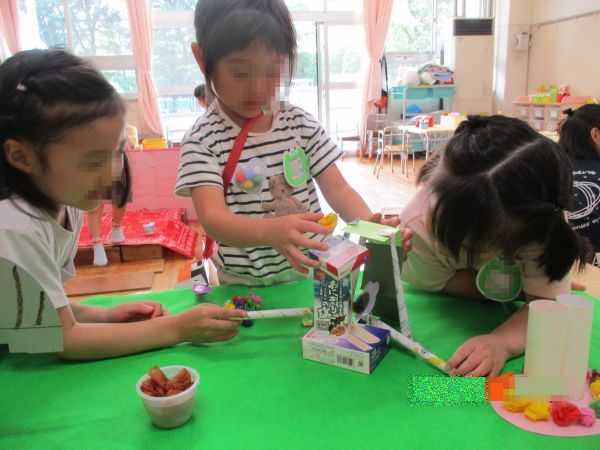 製作物で遊ぶ幼児
