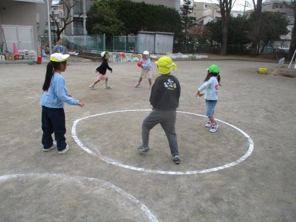 転がしドッジボールをする幼児