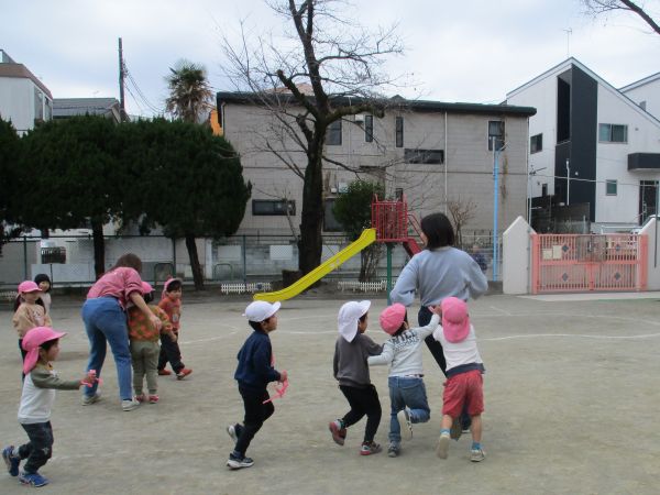 追いかけっこをする先生と幼児