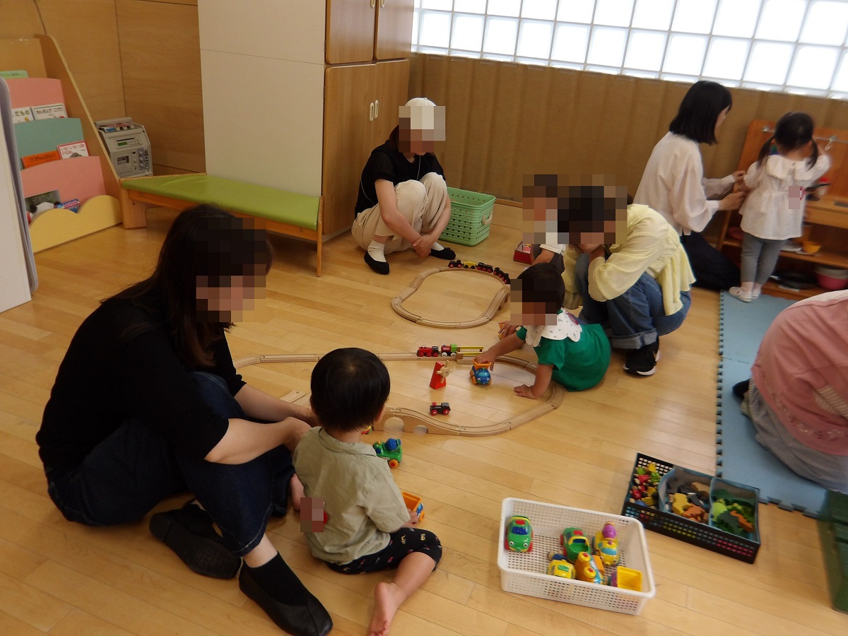 電車で遊ぶ幼児