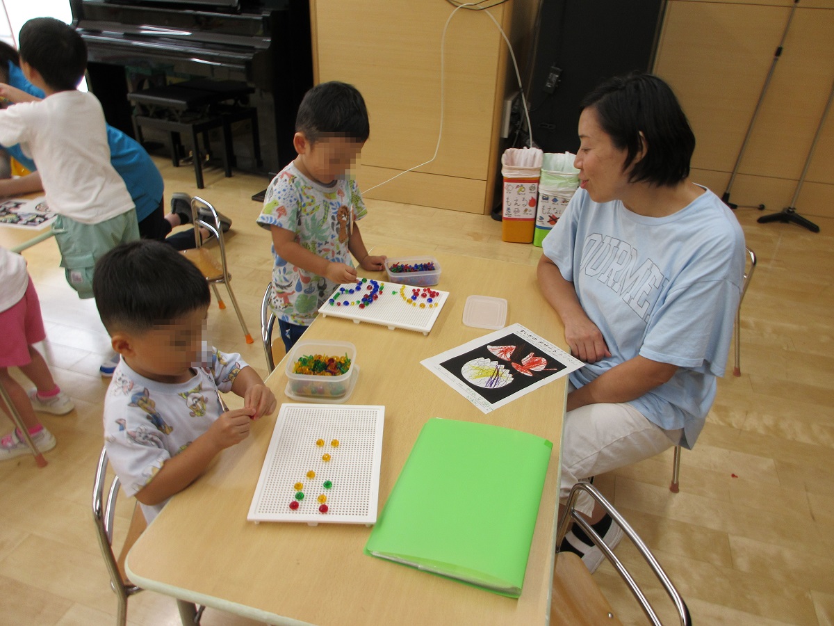 ゲームで遊ぶ園児