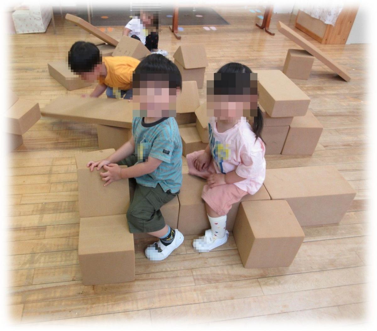 積み木で遊ぶ子どもたち