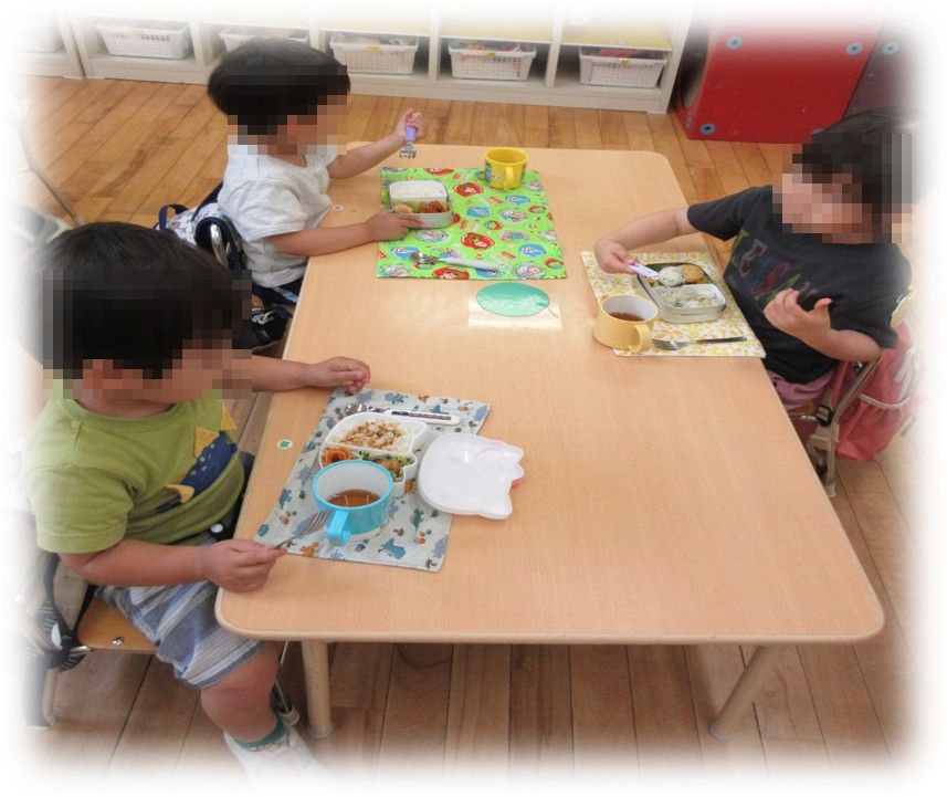 お弁当を食べる姿