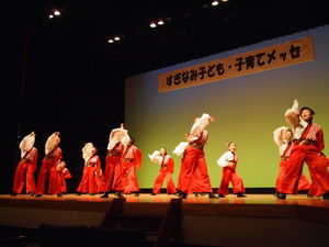 ホール舞台で踊る子どもたち