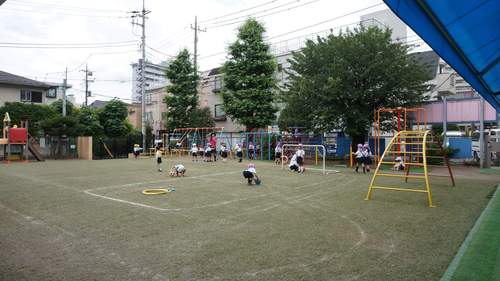 園庭で遊ぶ子どもたちの写真