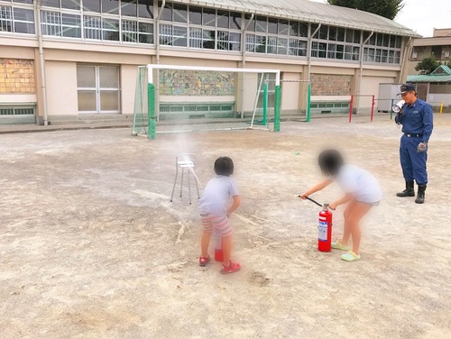 子供による水消火器体験