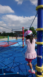 遊具で遊ぶ子どもの写真