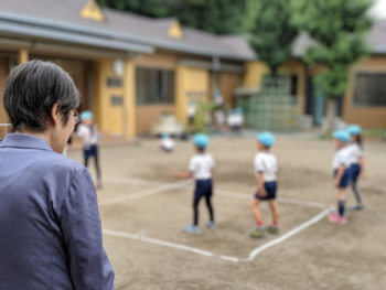 園長先生と園庭の様子の写真