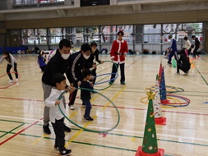 サンタさんと親子運動会の写真