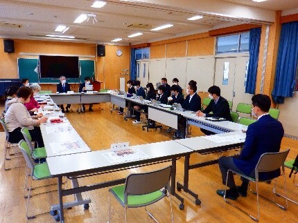 西宮中生徒会と学校運営協議会委員が意見交流をする様子