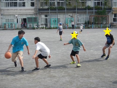 子供たちとバスケットボールをする様子