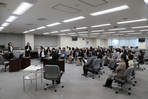 会長が挨拶している様子の写真