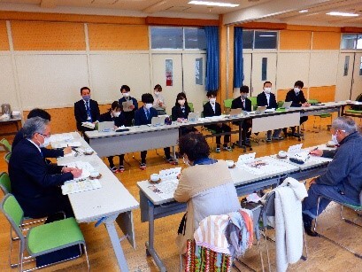 生徒会役員と交流している写真