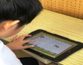 タブレット端末に指で直接、タッチして操作している様子3枚目