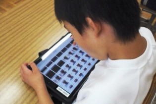 タブレット端末に指で直接、タッチして操作している様子4枚目