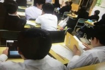 みんなでタブレット端末を使いながら、勉強をしている様子