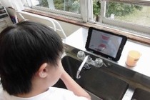 教室以外でも使用できるため、さまざまな場所でタブレット端末を使っている様子