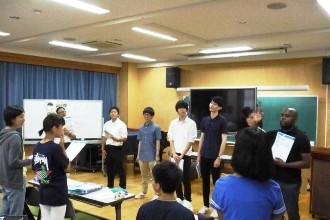 写真：大学生と一緒に勉強をしている様子　1枚目