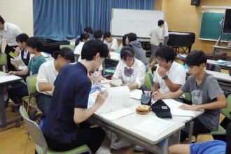 写真：大学生と一緒に勉強をしている様子　2枚目