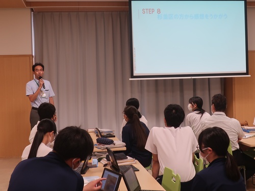 授業の講評を話す区職員の写真