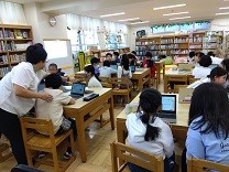 インターネットを活用した調べ学習の様子